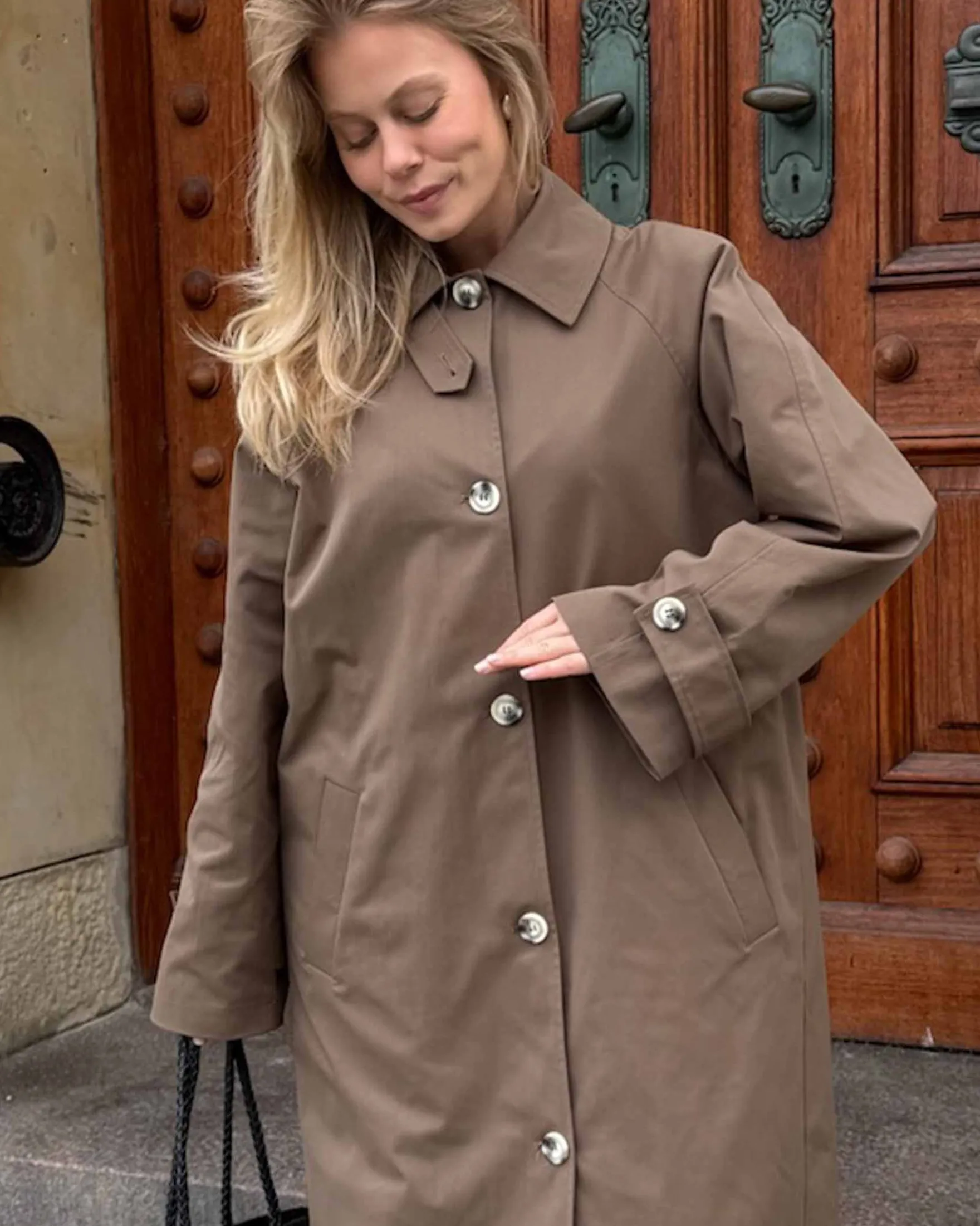 Avaic trenchcoat